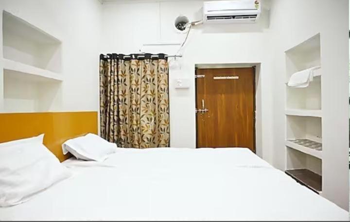 The Hotel Ambassador Inn Varanasi Exterior photo